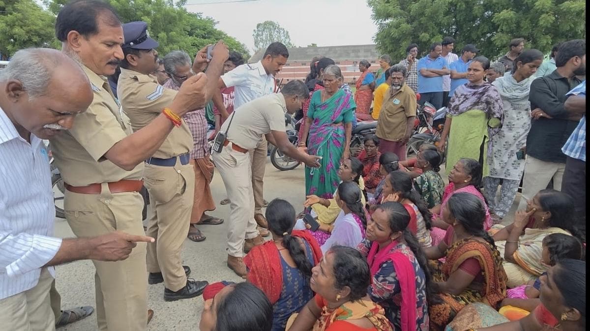 Local Residents Stage Protests Demanding Immediate Demolition of Illegal Pathway Encroachments