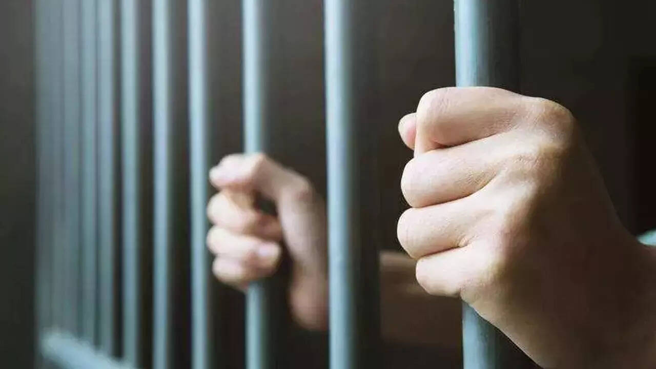 Mass Jailbreak in Tamil Nadu: Seventeen Inmates Overpower Guard and Flee Theni Sub-Jail