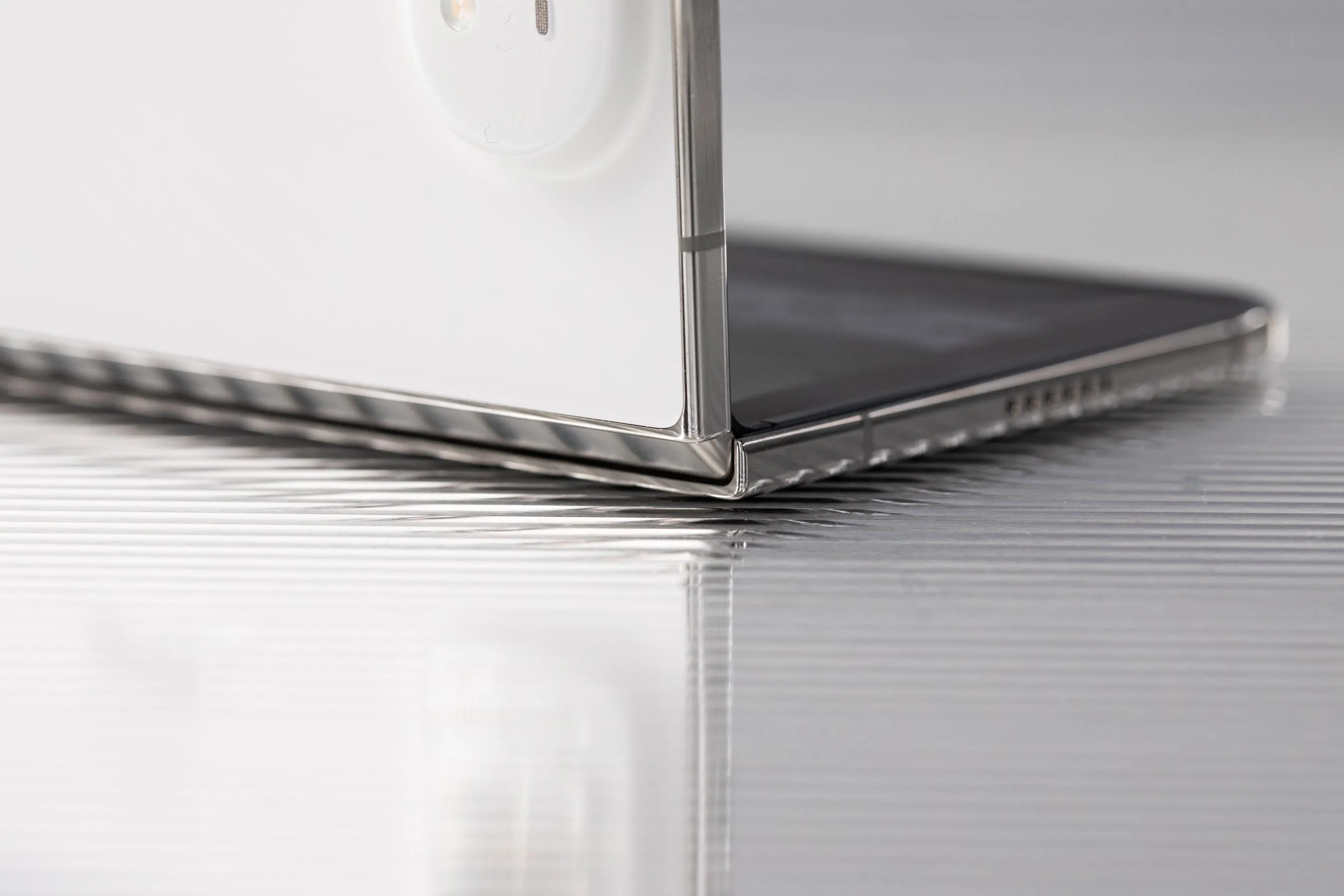 Apple Acknowledges Hardware Flaw in iPhone Duo Following Widespread Screen Failure Reports