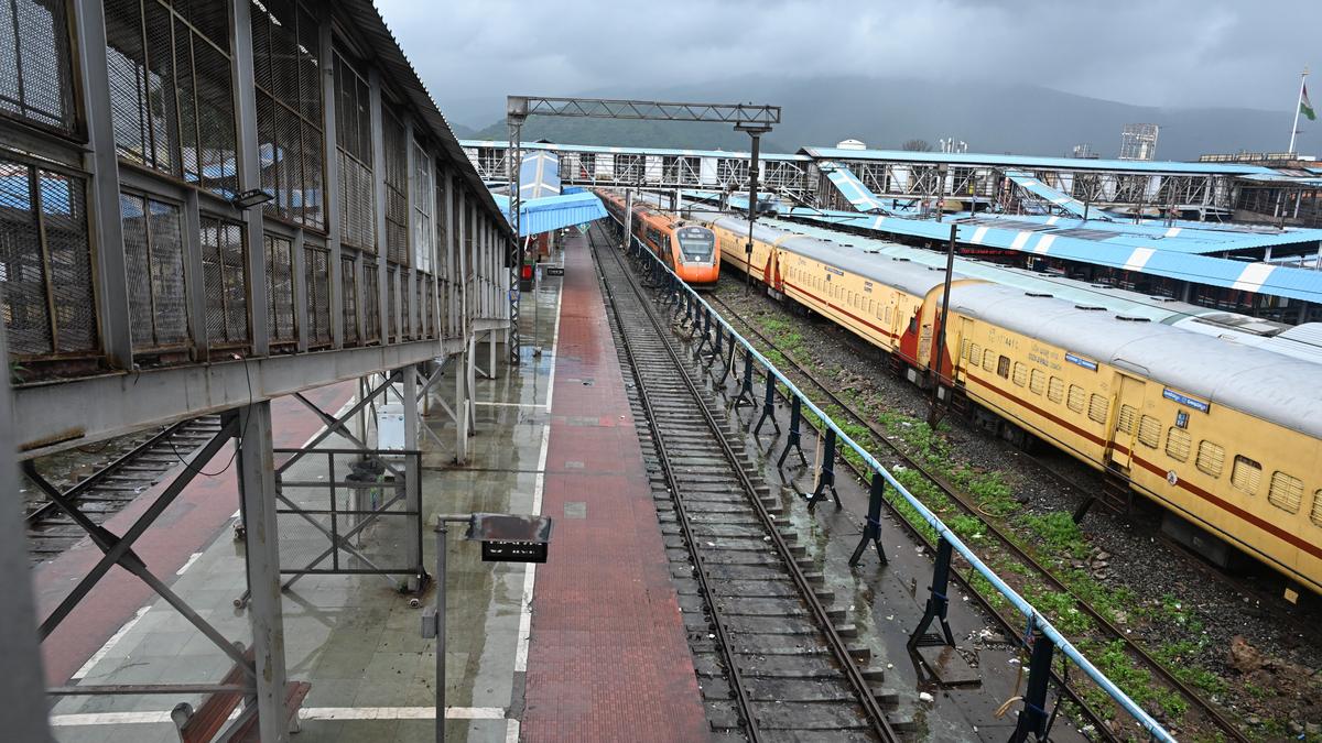 Cyclone Arnab Disruption: Indian Railways Cancels 64 Express Services Across Southern Corridors