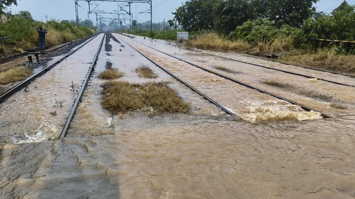 Cyclone Arnab Paralyzes Rail Network: Bhubaneswar-Visakhapatnam Vande Bharat and 35 Trains Cancelled