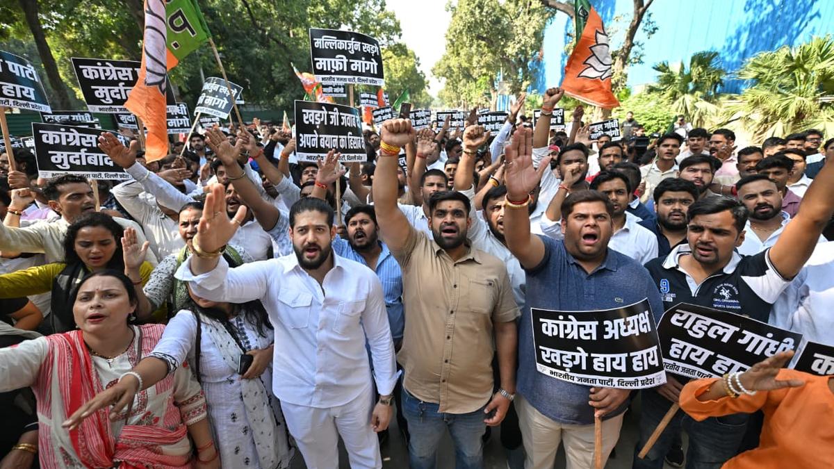 Delhi BJP Stages Massive Demonstration Near Mallikarjun Kharge's Residence Demanding Prime Minister Apology