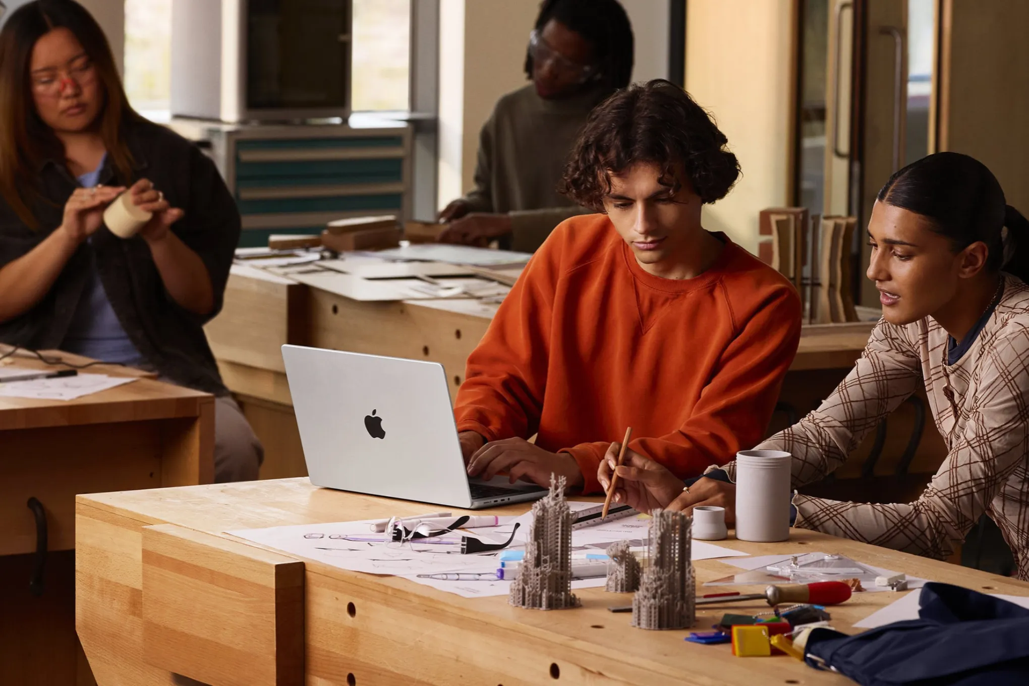 Apple Unleashes Revolutionary 14- and 16-Inch MacBook Pros Featuring Tandem OLED and Touch Support