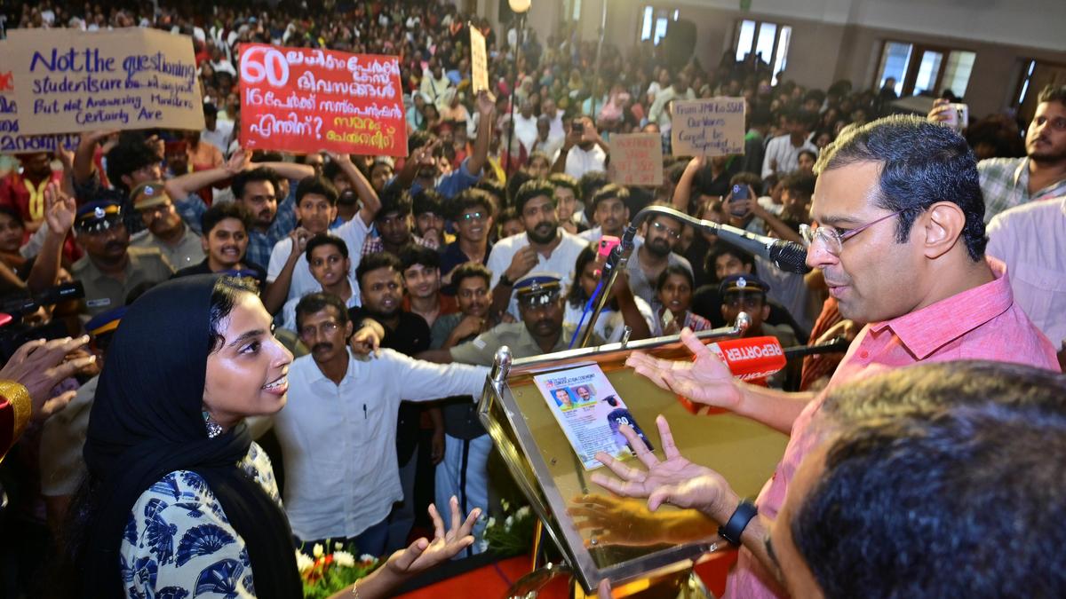 SFI Activists Disrupt Maharaja's College Convocation Over Sanskrit Varsity Suspensions