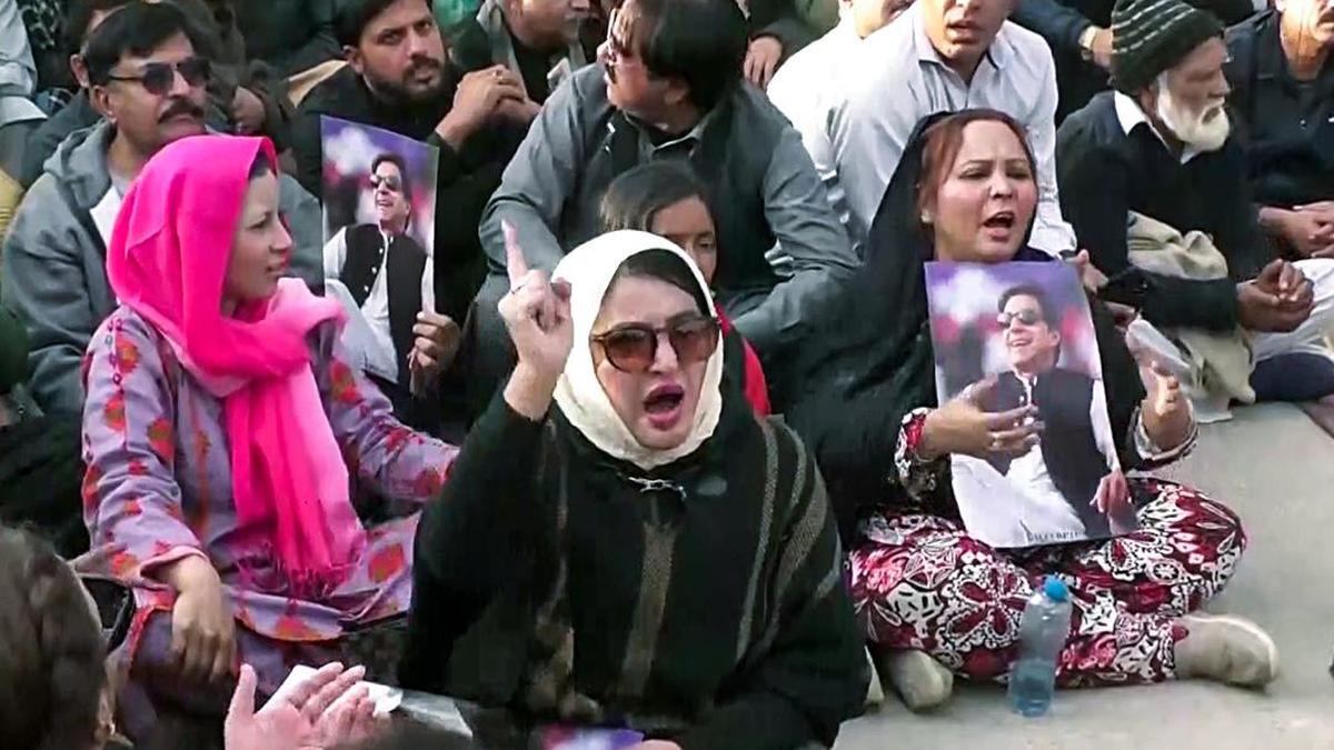 Pakistan Extends Detention of Imran Khan’s Sisters by 30 Days Amid Escalating Political Tensions